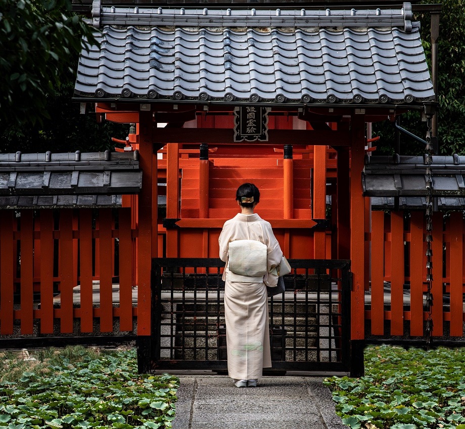 神社と女性