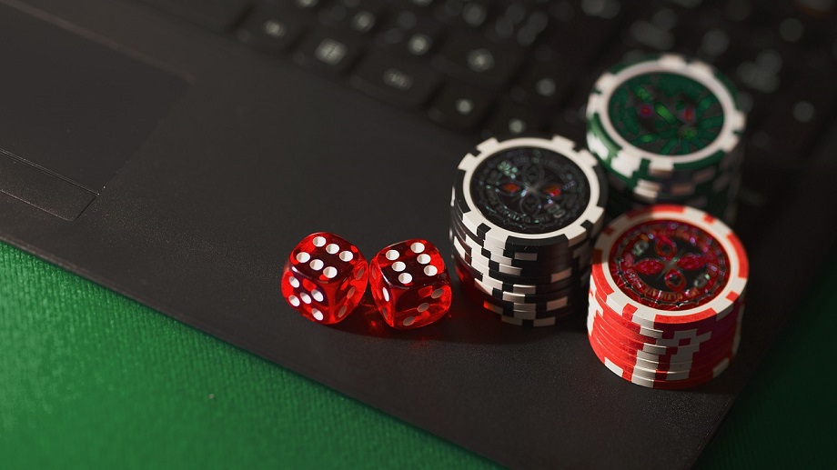 オンラインとギャンブルのイメージ