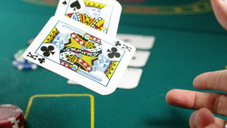 ポーカーで遊べるおすすめのオンラインカジノを厳選紹介！ルールや稼ぎ方も解説